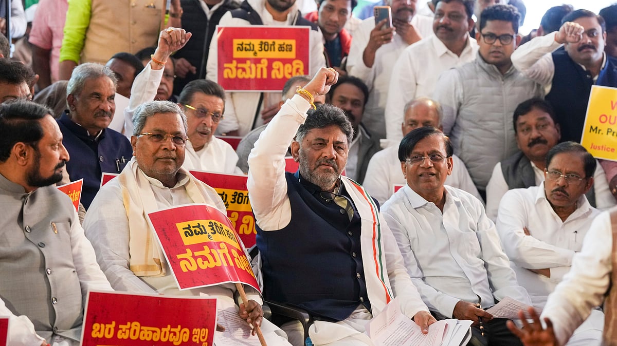 Karnataka Chief Minister Siddaramaiah, Deputy Chief Minister DK Shivakumar and other Karnataka Congress leaders during a protest against the centre, at Jantar Mantar, in New Delhi - PTI